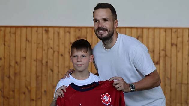 Filip Novák navštívil svou základní školu a její žáky. Besedoval i s Ferencem