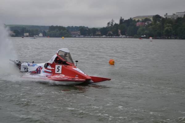 Závody motorových člunů: adrenalin pro závodníky, podívaná pro diváky