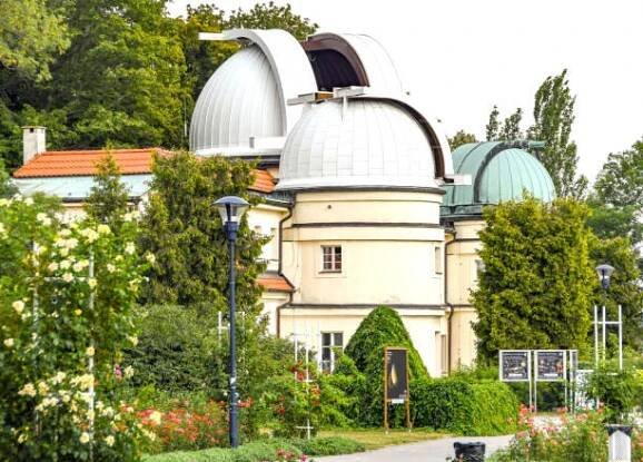 štefánikova hvězdárna v upravených zahradách na petříně v praze - planetárium - stock snímky, obrázky a fotky