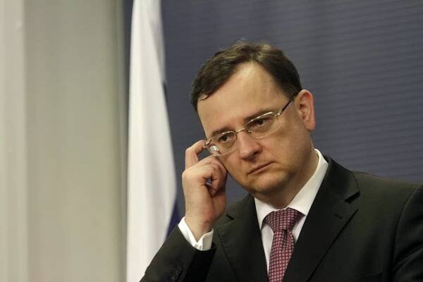 Zatýkání na vládě: Nečas se zhroutil, přijela pro něj sanitka