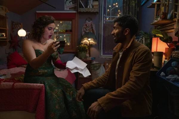 V moci hvězd - Léto - Z filmu - Rose Matafeo, Nikesh Patel