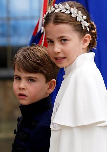 Oslňující Kate: Při korunovaci dojemně uctila Dianu i zesnulou královnu. Čelenkou ovšem porušila tradici
