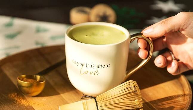 Tři hřejivé nápoje s čajem matcha: máslovo-skořicový, horká čokoláda a zelené latte – Tchibo