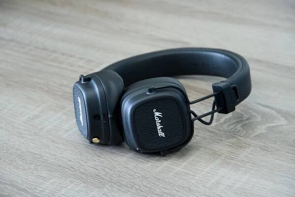Marshall Major V - headphones on table