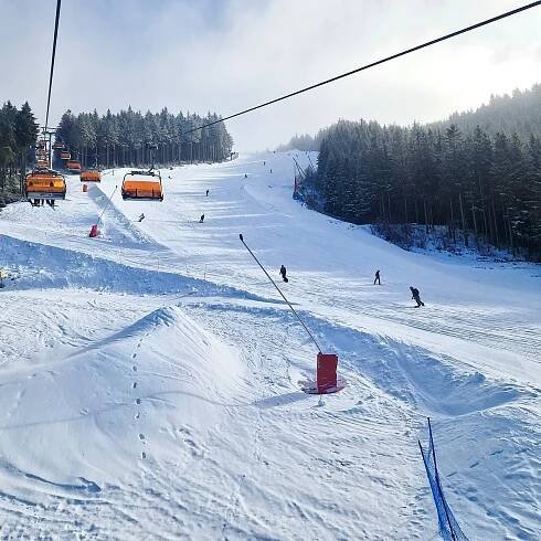 Skiareály Plešivec, Klínovec i Bublava jedou naplno