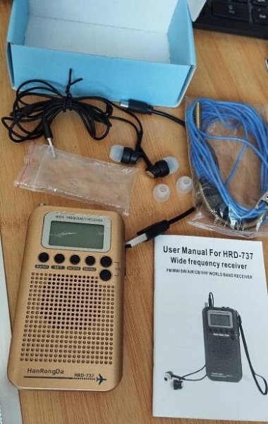 Kapesní rádio s příjmem leteckého provozu HRD-737