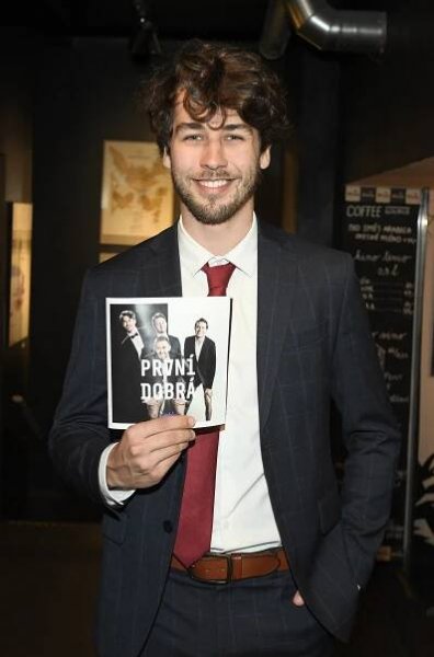 Sexy kudrnáč ze show První dobrá nám ukázal krásnou manželku. Její jména se učil půl roku