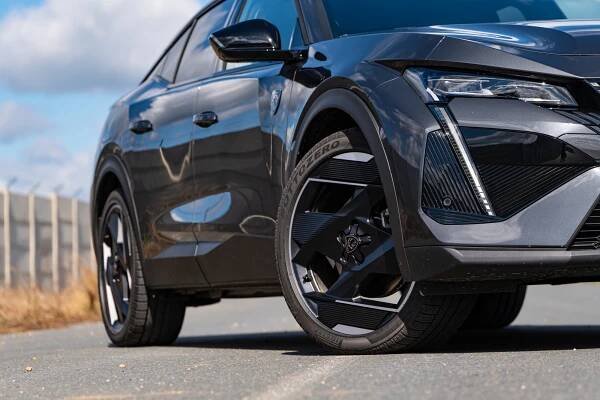 Nevíme, co to je, ale líbí se nám: Peugeot 408 je svérázný, ale krásný crossover. Cena vás však omráčí