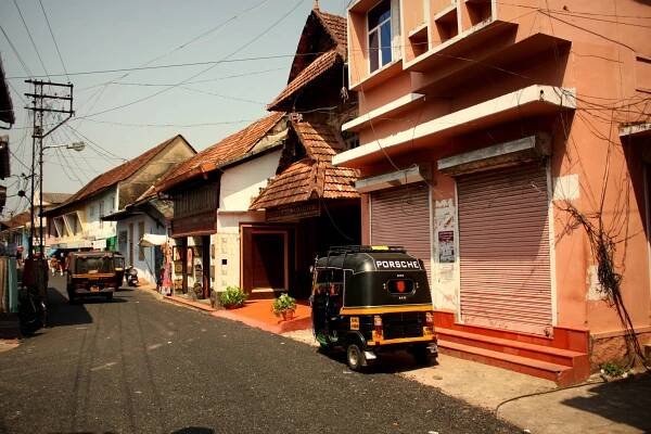 Ricșa Porsche pe străzile din Fort Kochi, Kerala