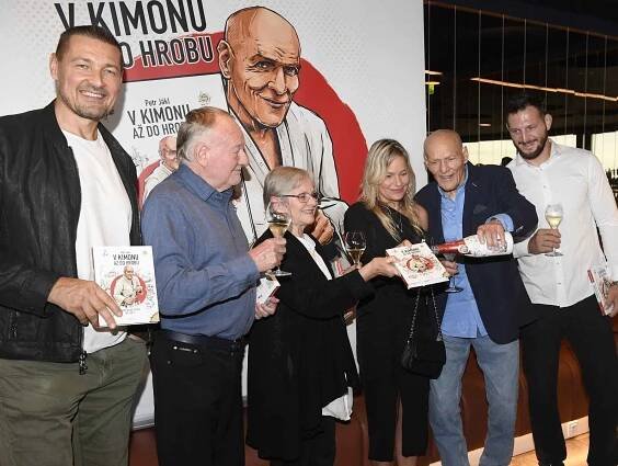 Slavnostního křtu knihy V kimonu až do hrobu se zúčastnila nejen celá rodina, ale i judista Lukáš Krpálek, filmový judista Luděk Sobota a jeho filmová partnerka Marta Vančurová