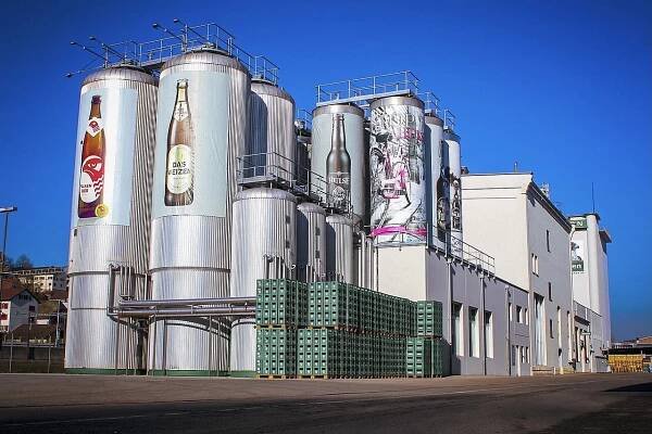 Riesengrosse Gär- und Lagertanks auf dem Areal der Brauerei Falken