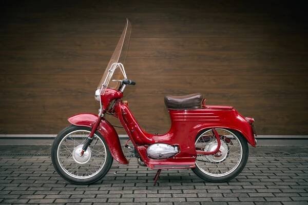 Trio péráků, závodní Bitrak či vzácný Ogar. Retro Garáž 2024 bude bohatá na mimořádně slavné motorky