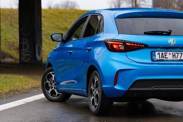 Čínská Fabia má 195 koní, žere pod pět litrů a stojí méně než půl milionu. Otestovali jsme hybridní MG3