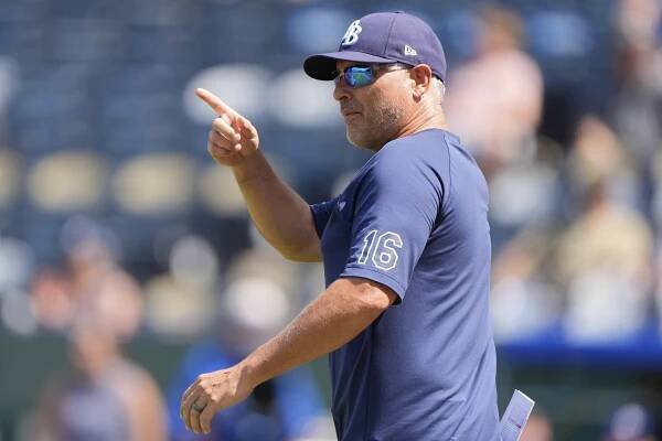 Tampa Bay Rays manager Kevin Cash signaling to the bullpen.