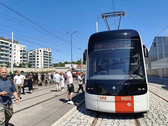 Slavnostní zahájení zkušebního provozu tramvaje Škoda 52T s cestujícími. Jezdit začala na lince číslo 12, později bude vyzkoušena i na dalších linkách vypravovaných z hloubětínské vozovny.