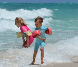 Kam s dětmi v létě k moři? Tyto země jsou hitem pro rodinnou dovolenou