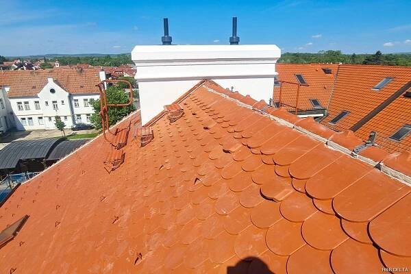 Zrekonstruovali jsme střechy radnice Lednice – hbdelta.cz
