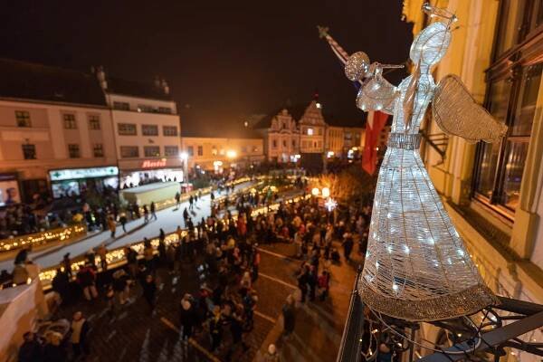 Písek svítí! V neděli se slavnostně rozzářil strom, adventní městečko i kluziště