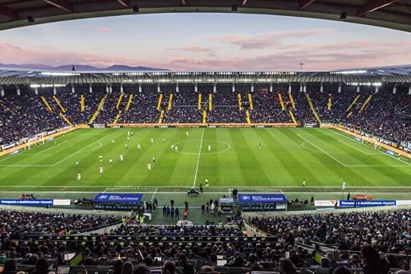 O první body se poperou Udinese a Hellas Verona