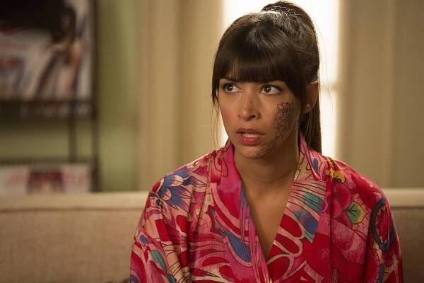 Nová holka - Winstonovy narozeniny - Z filmu - Hannah Simone