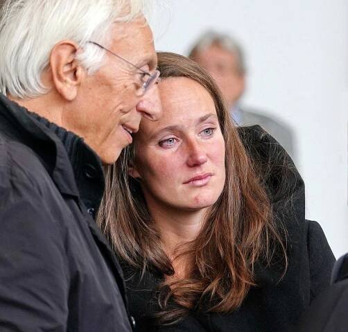 Uplakaná Olga Špátová (34) na pohřbu blízkého přítele: Oporu měla v tatínkovi (70) svého ročního miminka