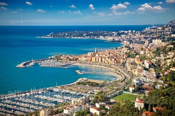 Panoramatický výhled na Sanremo, pobřeží Azuru, Itálie. — Stock obrázek