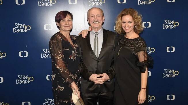 Filmový Emil Nádeníček v obležení krásných žen: Na StarDance pózoval se svou chotí i s manželkou porotce Tománka