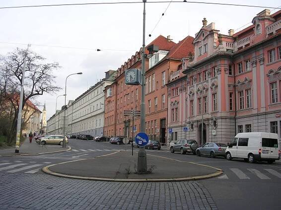 Po zimní přestávce pokračují opravy chodníků a silnic na Karlově náměstí
