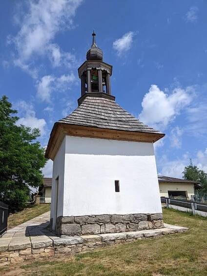 Soubor:Havlovice - zvonička na stráni nad mostem přes Úpu (stav červen 2023) (1).jpg