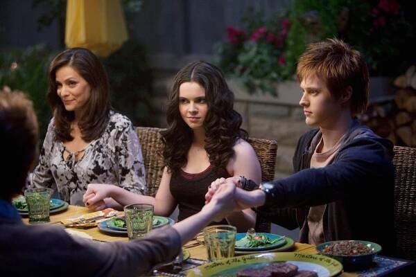 Záměna - American Gothic - Z filmu - Constance Marie, Vanessa Marano, Lucas Grabeel