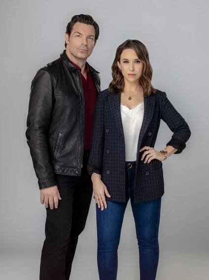 Tajemné křížovky: Digitální útok - Promo - Brennan Elliott, Lacey Chabert