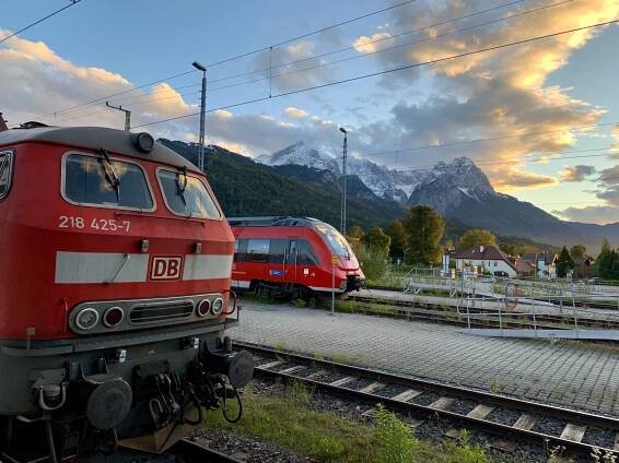Zug zur Zugspitze im Abendrot - YOALIN