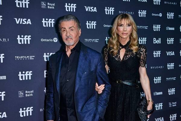Stallone (77) s manželkou (55) na červeném koberci: Vypadají jako chodící figuríny, ztrhali je lidé