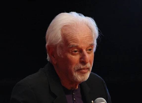 Informuje blog Světa knih: Milí návštěvníci Světa knihy, po sérii dobrých zpráv máme jednu špatnou, která nás hodně zarmoutila. Alejandro Jodorowsky na Svět knihy v letošním roce nedorazí.
