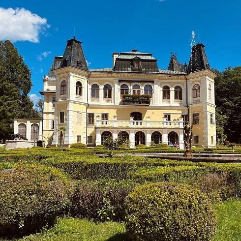 V parku za kaštieľom sa nachádza tzv. Veľký vodopád, najväčší svojho druhu na Slovensku 