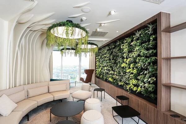 Zelené stěny a sloupy | JUNGLE INTERIORS, s.r.o.