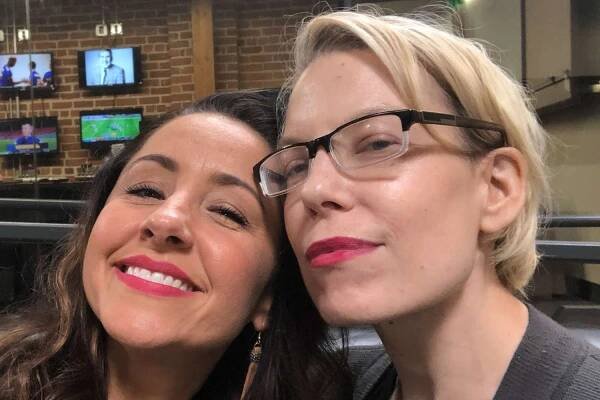 Kamarádky Nikki Boyer a Molly Kochan spolu točily úspěšný podcast o životě s rakovinou a sexuálních peripetiích. 