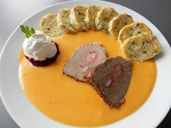 Výborná Svíčková na smetaně s karlovarským knedlíkem - Babiččin recept