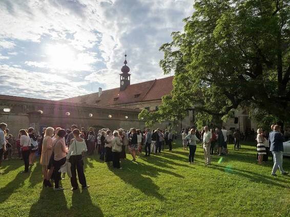 Obnova Státního zámku Uherčice na Znojemsku.  Dobročinný koncert festivalu Hudba Znojmo.