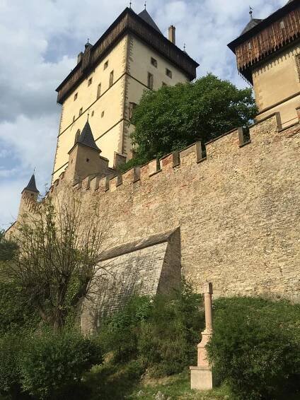 Karlštejn, Hrad, Pevnost, Hradby