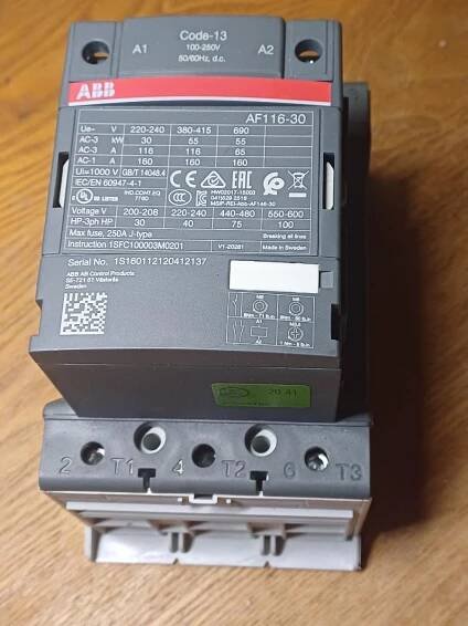 stykač ABB 160A/3f - Elektronika