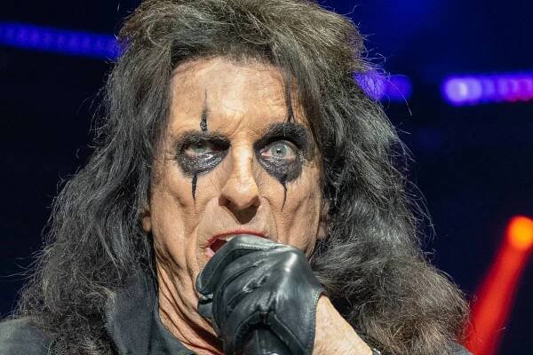 FOTOREPORT: Alice Cooper řádil v Pardubicích. Přivezl si hada, nafukovací pannu i gilotinu