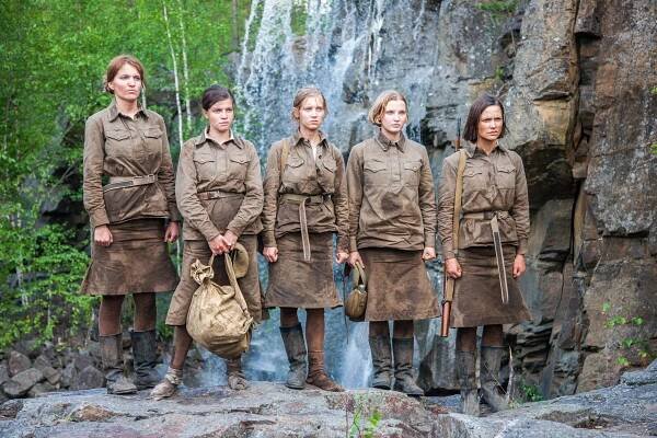 ...a jitra jsou zde tichá - Z filmu - Jevgenija Malachova, Agnija Kuzněcova, Kristina Asmus, Sofja Lebeděva, Anastasija Mikulčina