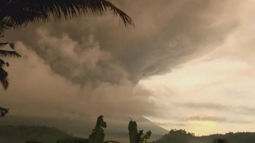 Sopka Agung na Bali chrlí dým a lávu! Na ostrově je plno Čechů