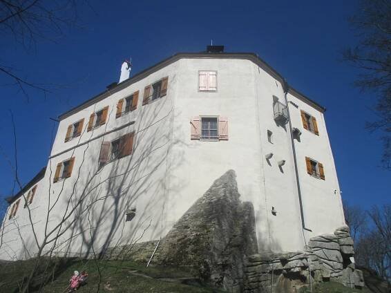 Hrad Roštejn je zavřený, za zábavou musí návštěvníci do podhradí