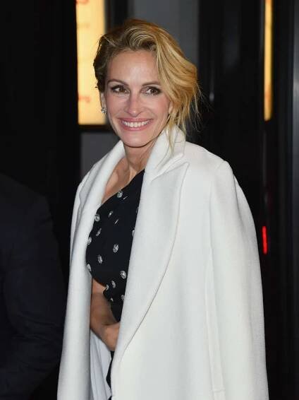 Julia Roberts Uses LED Face Mask as She Gets Ready for Spring: 'March, I'm All in'