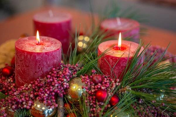 Dnes je druhá adventná nedeľa. Symbolom adventu je veniec so štyrmi sviečkami - Bratislavskykraj.sk