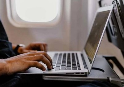 Cestování s notebookem: můžete si vzít počítač do letadla?