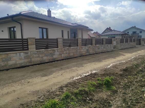 Automatická samonosná brána s bráničkami a oplotením