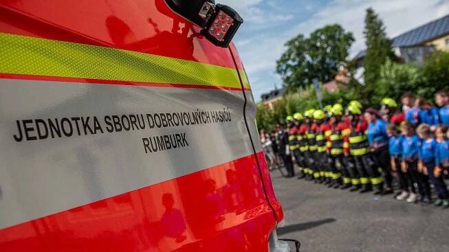 Rumburští hasiči si převzali novou cisternu.